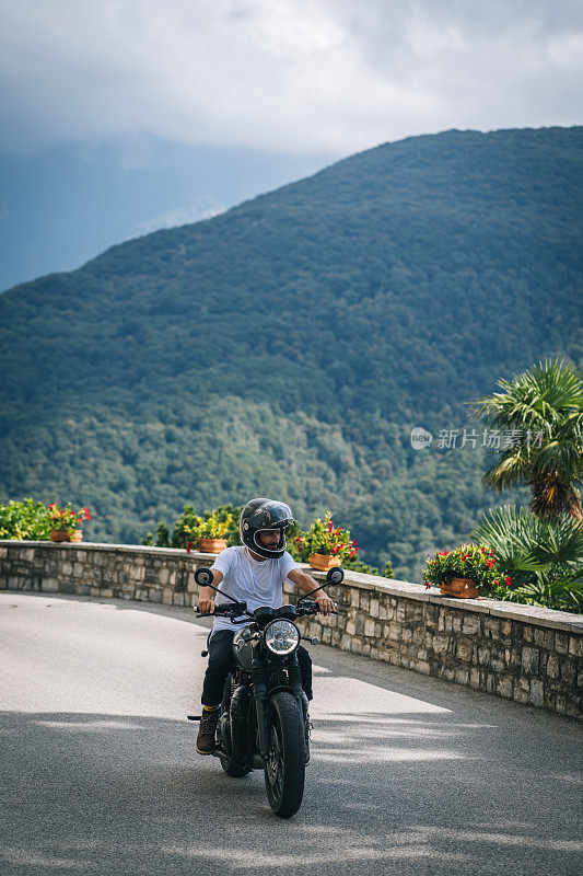 摩托车骑在山路上