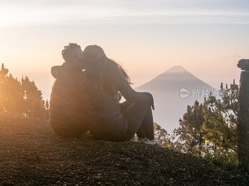 一对夫妇观赏火山