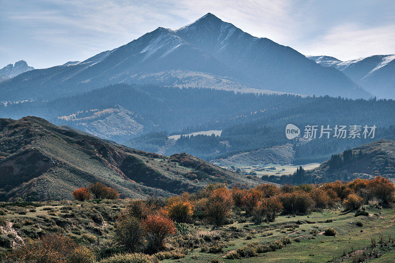 山里的秋天。10月的风景斜坡广角镜头