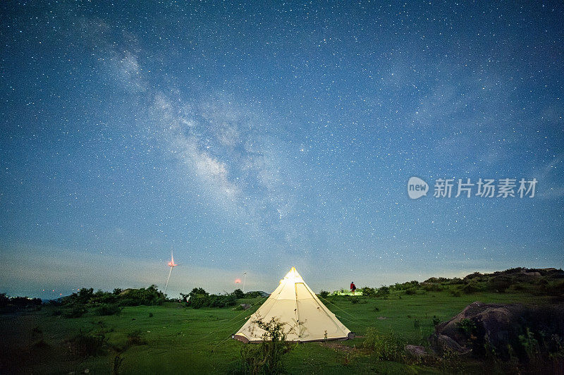 山上帐篷扎营，天上繁星满天