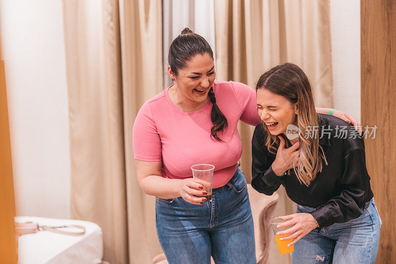 漂亮的年轻女人在为派对做准备