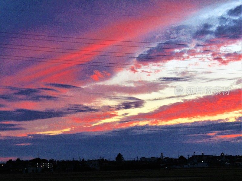 夕阳在村庄上空。