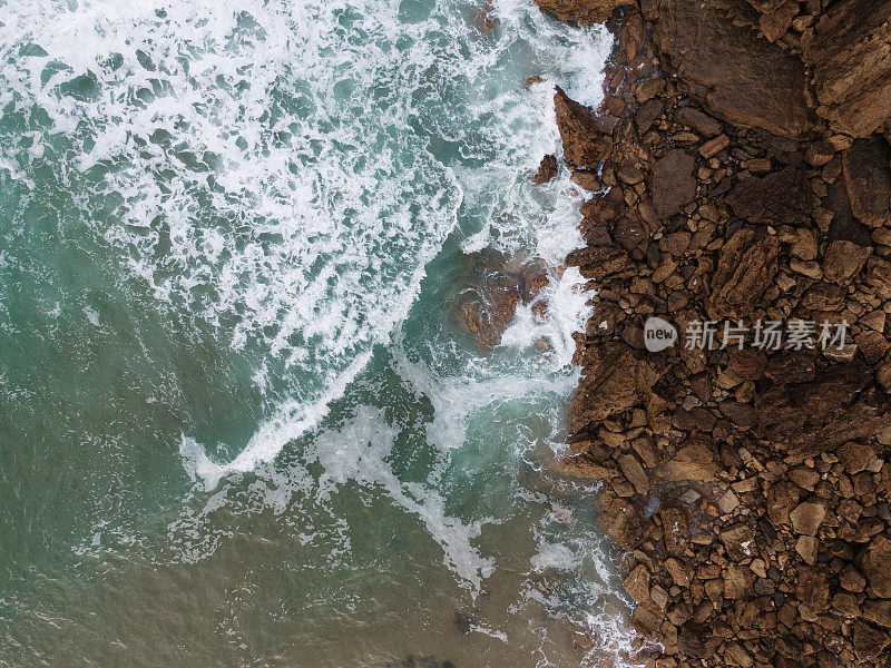 从上方俯瞰岩石海岸