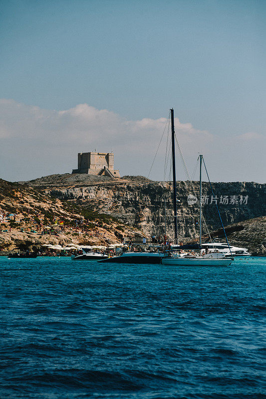 马耳他科米诺岛上的蓝色泻湖和游艇