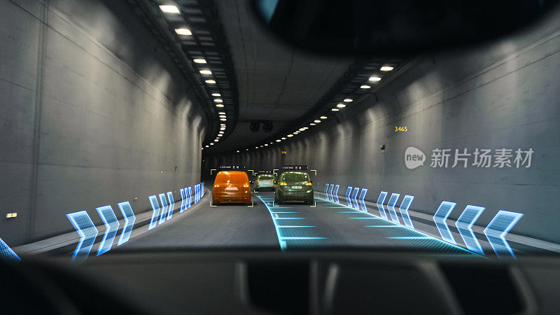 未来的自动驾驶汽车通过隧道，平视显示器显示信息图表:速度，距离，导航。路扫描。驾驶员座位视角POV，第一人称视角FPV