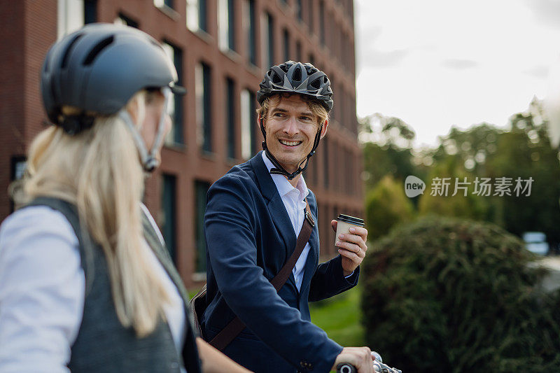 同事们穿梭于城市之间，在办公室前买咖啡、喝咖啡。在漫长的工作日后骑自行车下班的中年城市上班族。