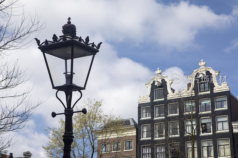 华丽的路灯和阿姆斯特丹的联排别墅