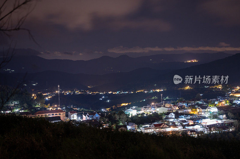 林东省大叻市曹达镇美丽的夜景。风吹茶山上，晨景山坡上茶树下