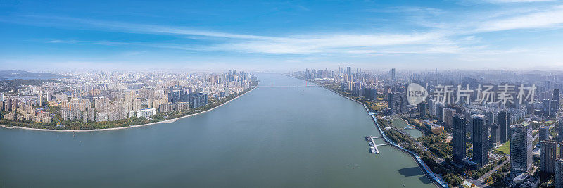 杭州钱塘江两岸的航拍图