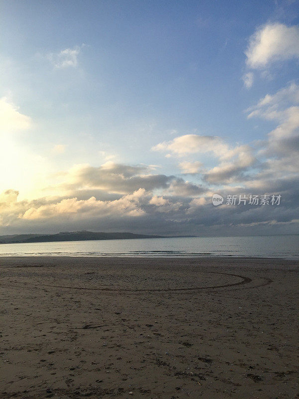 海滩的背景。大海，天空和沙子的背景