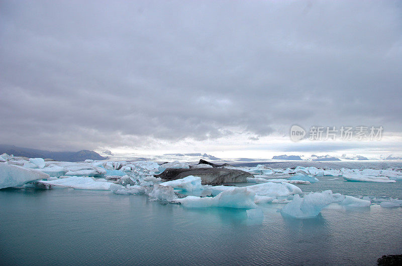 冰填满了位于Jökulsárlón冰岛巨大冰川底部的泻湖