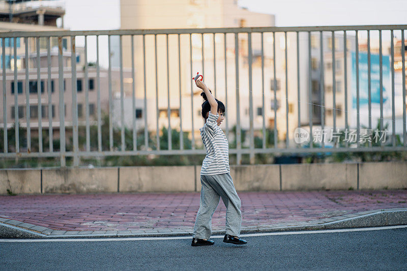 这个女孩正在她的房子里放风筝