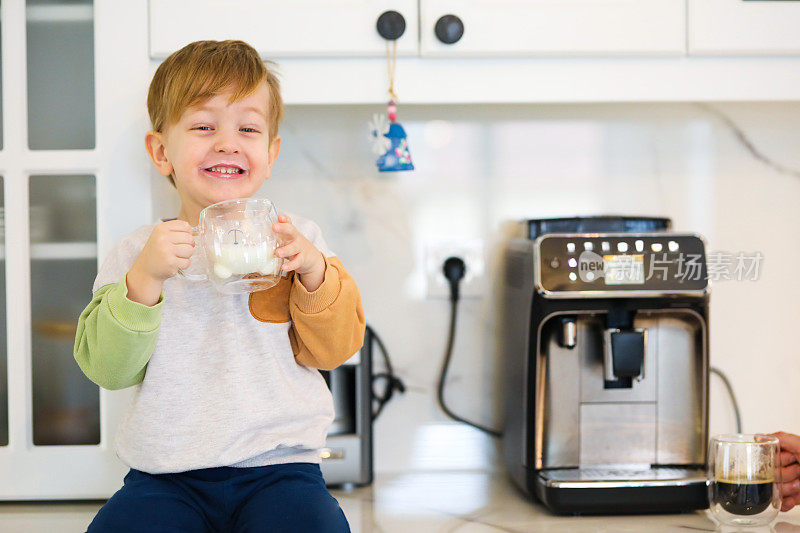 从喝牛奶开始一天生活的孩子，在厨房的快乐时光，钙的来源