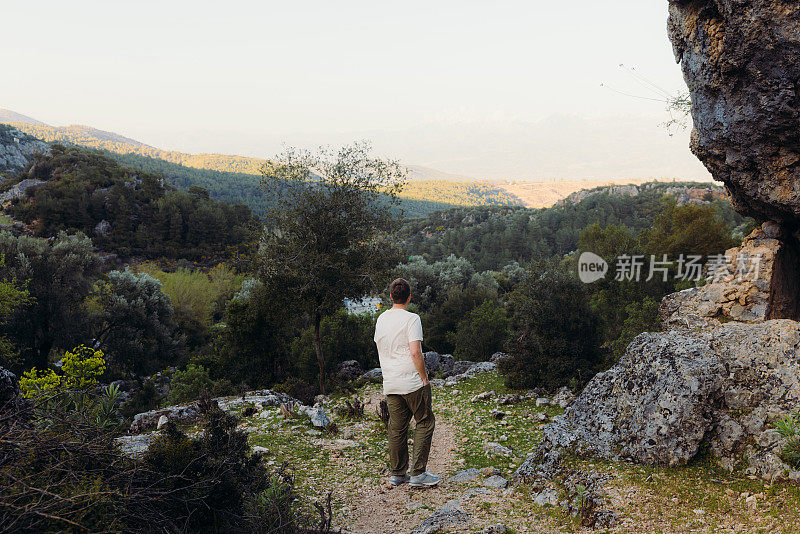 男子旅行者在土耳其森林中观赏古城遗址