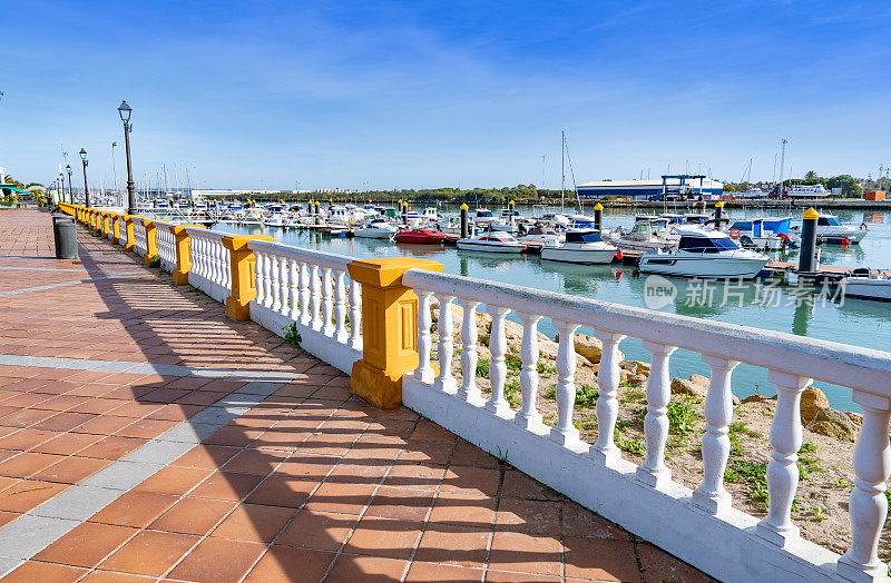 西班牙安达卢西亚瓜达莱特河加的斯码头码头港口的圣玛丽亚港海滨长廊