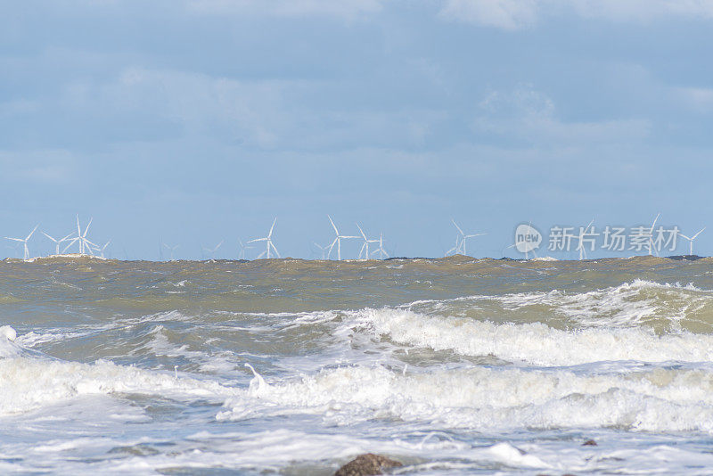 许多用于发电的风车在大海的背景下，在海上发电的涡轮机的视图