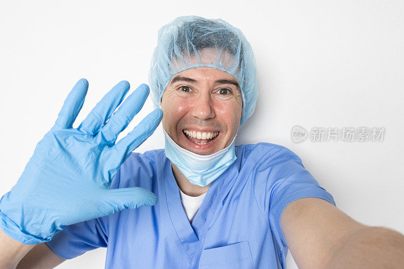 医生在自拍中微笑着挥手。成功的手术。