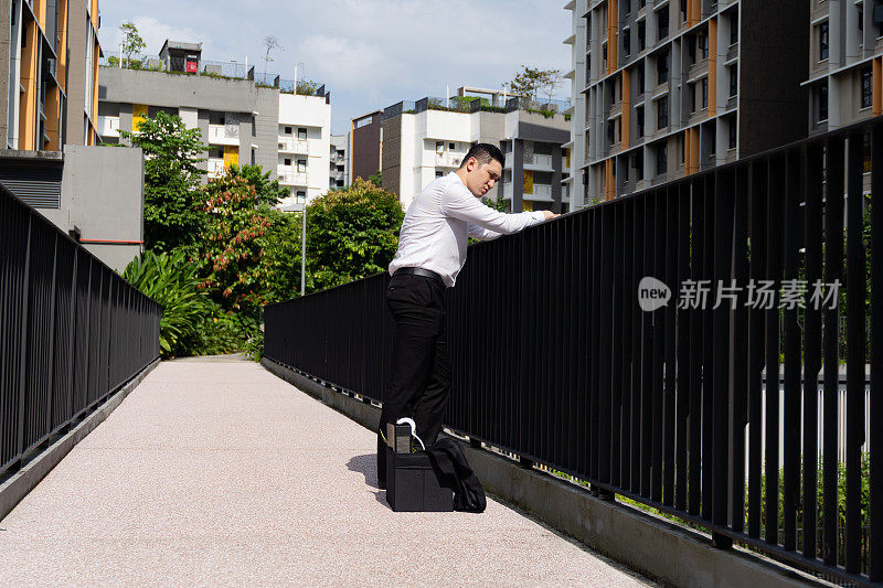 一名中国男子在过桥时被勒紧了行李