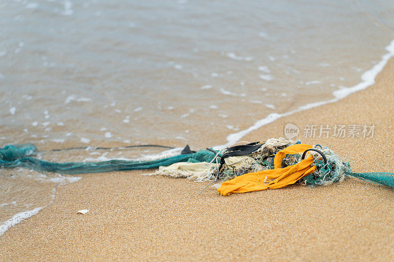 废弃渔网和塑料渔网破碎造成的水体污染导致微塑料污染。人类对塑料垃圾处理不当造成的社会问题。