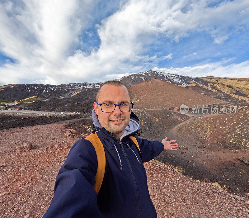 年轻人在意大利卡塔尼亚西西里岛埃特纳火山的西尔维斯特里火山口自拍