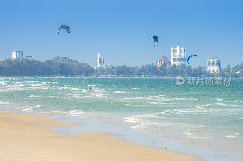 在泰国华欣海滩玩风筝冲浪。