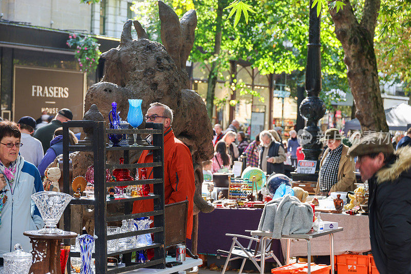 热闹的跳蚤市场出售古董和金砖-à-brac在切尔滕纳姆科茨沃尔德镇的中心