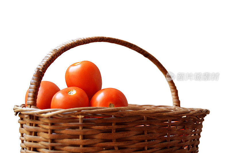 从一堆四个红色成熟的西红柿中剪出一个棕色的柳条篮子，在透明的白色背景上分离出把手，留下复制空间，适合蔬菜，素食食品农贸市场相关的海报，背景