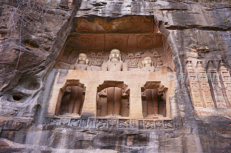 在山谷两面雕刻的耆那教雕塑，岩石切割耆那教图像，Urwai门或Siddhanchal洞穴群，堡垒建筑群，瓜廖尔，中央邦，印度