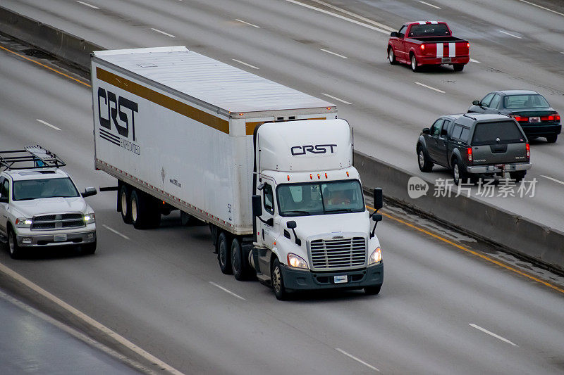 2022年3月，美国华盛顿州斯波坎市90号州际公路上的CRST货运公司半挂车。