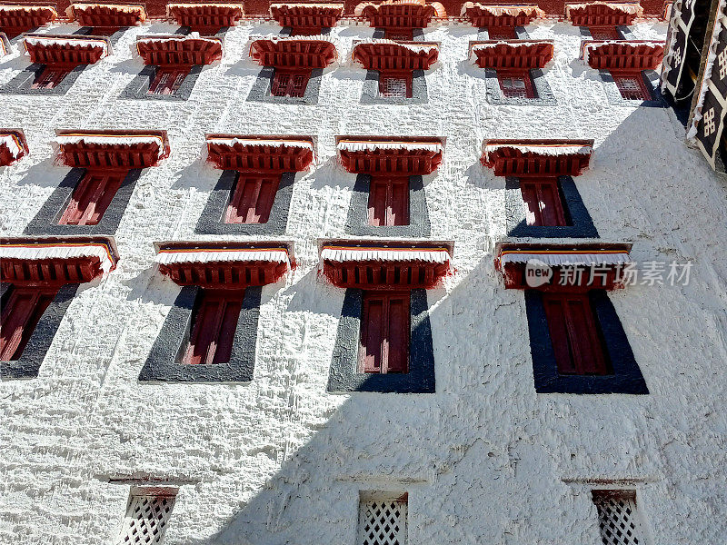 从楼梯上看布达拉宫的墙壁和窗户。拉萨，中国西藏自治区。