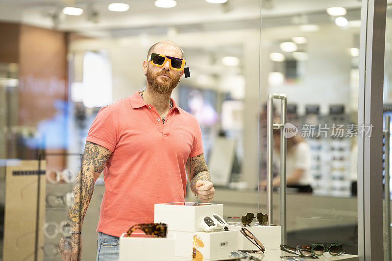 男性的购物。一位男士在眼镜店购物。