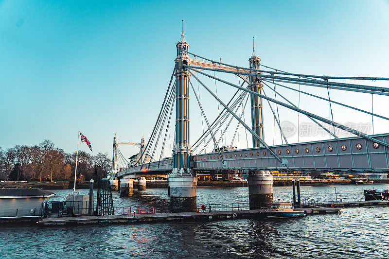 维多利亚风格的阿尔伯特桥横跨伦敦的泰晤士河