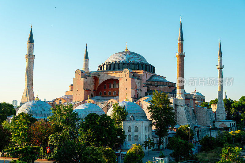 圣索菲亚大教堂的前身是圣智慧教堂和圣索菲亚博物馆。它现在的名字是圣索菲亚清真寺。这座清真寺位于伊斯坦布尔。