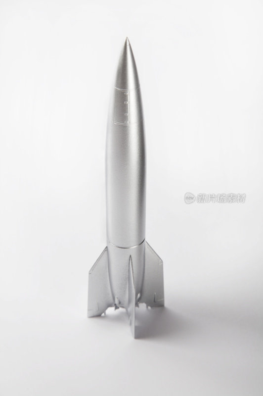 白色背景上的银色火箭