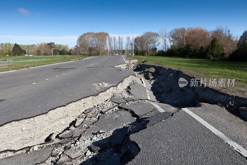 被地震破坏的道路