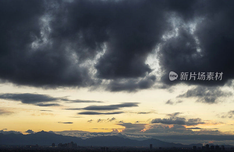 阿兹菲尼克斯上空戏剧性的云景