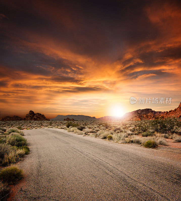 日落时分美丽的沙漠之路