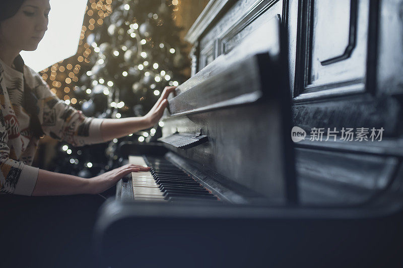 女孩弹钢琴，近距离，黑白键盘