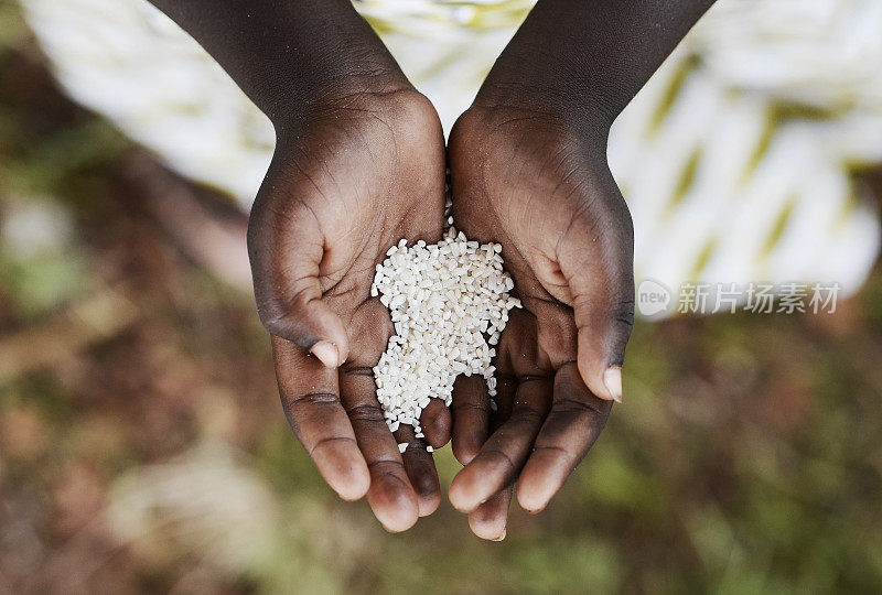 饥饿象征非洲黑人男孩拿着米营养不良(刚果)
