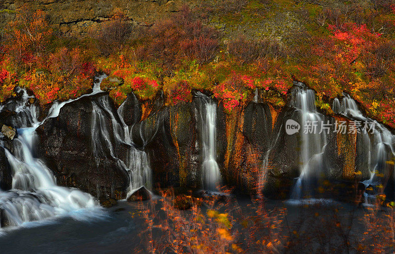 Hraunfossar瀑布,冰岛。秋天色彩斑斓的风景