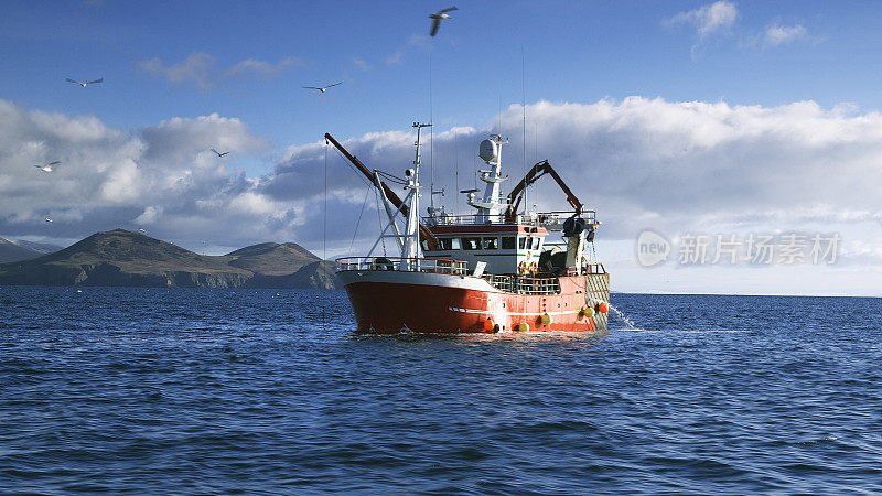 爱尔兰丁格尔半岛大西洋上的一艘渔船