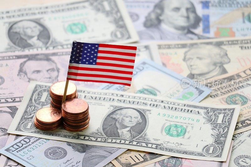 美国国旗和美元现金背景，金融和经济概念