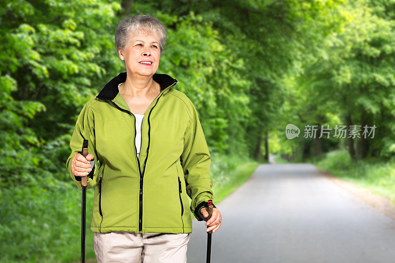 北欧行走-活跃的老年妇女