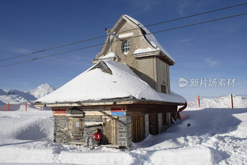 女滑雪者在阿尔卑斯山等火车