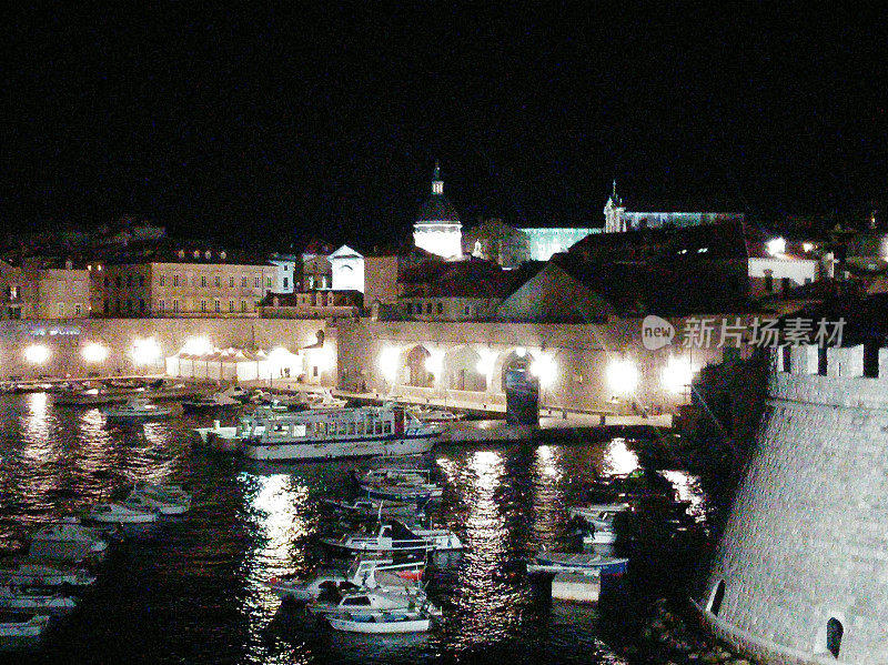 杜布罗夫尼克旧城港口，亚得里亚海，船，夜间，灯光，反射