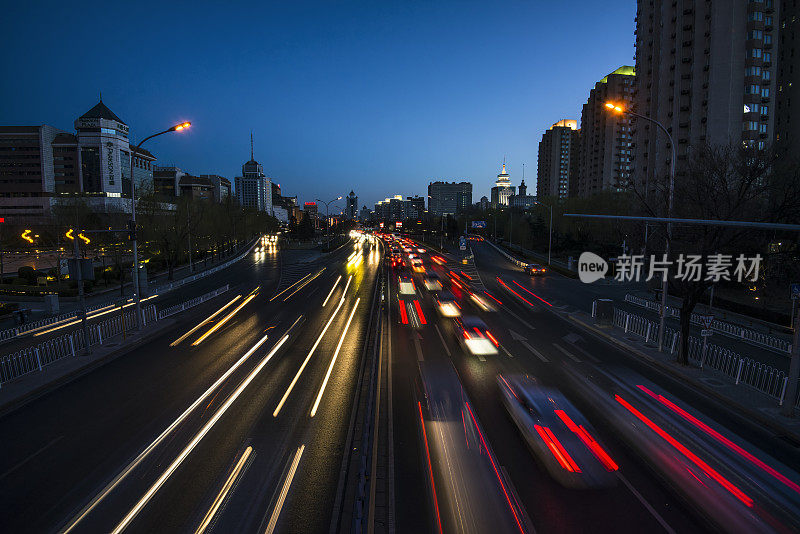 城市公路夜间交通的延时照片