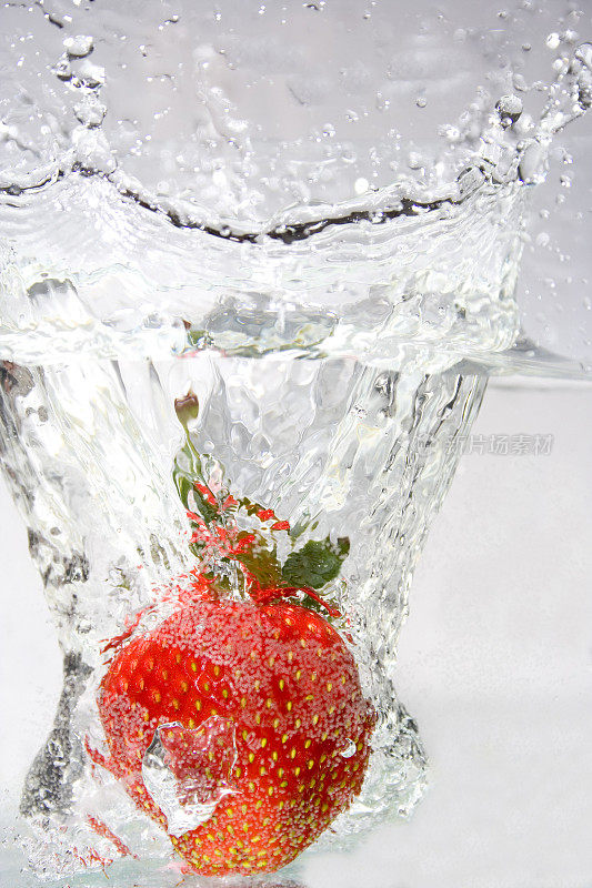 草莓掉在水里宏