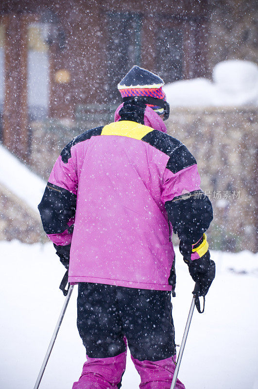 穿着80年代霓虹滑雪服的男人