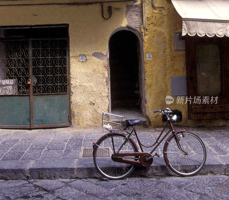 在意大利停放的自行车。