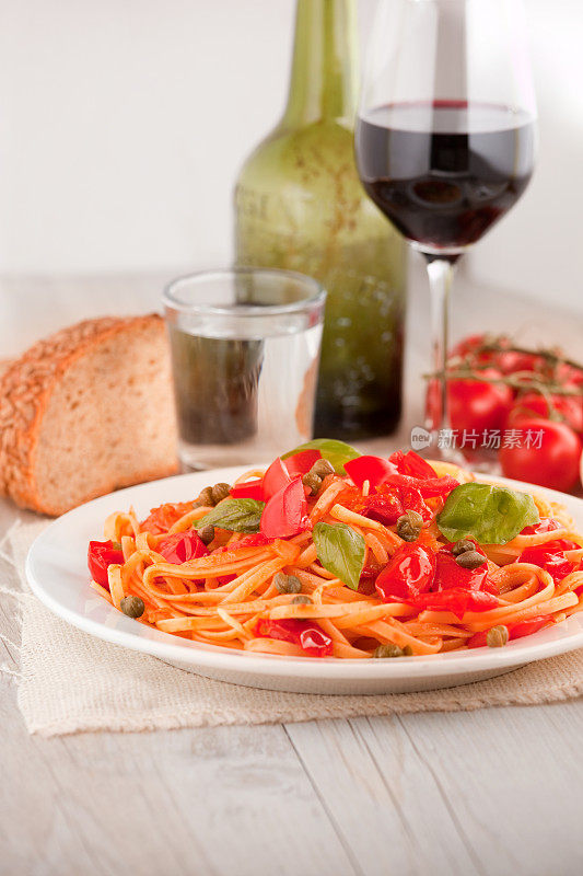 一种意大利面食，配以宽面条、番茄、罗勒和红酒。